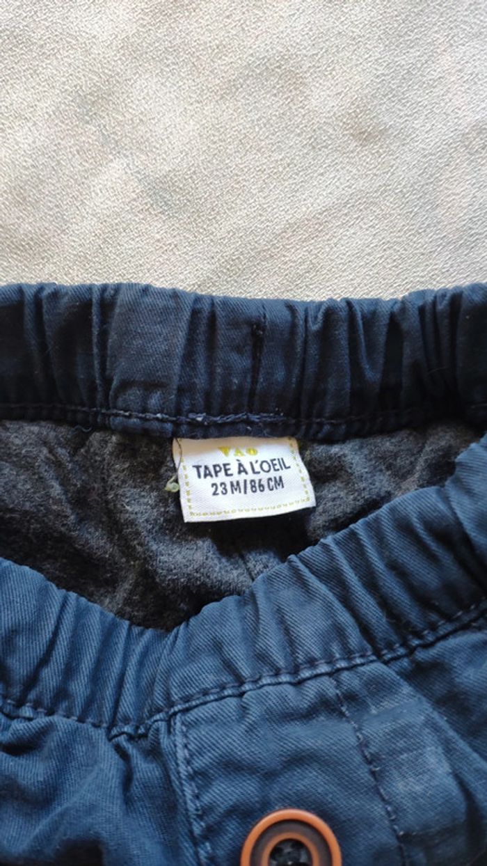 Pantalon Kiabi marine 24 mois bouton marron élastique à la taille - photo numéro 2