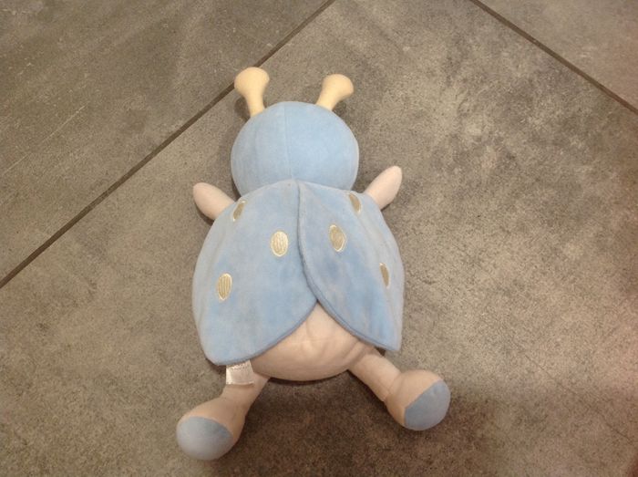 Peluche doudou coccinelle bleue / écrue A-Derma - photo numéro 5