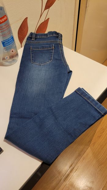 A vendre pantalon jeans slim enfant fille 8 ans neuf sans étiquette jamais porté 