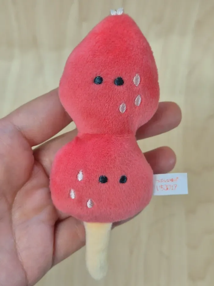 Porte-clés peluche Tsuburana Hitomi : Brochette fraises - photo numéro 2