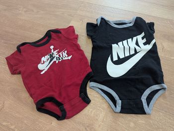Lot de 2 bodies Nike 6-12 mois 