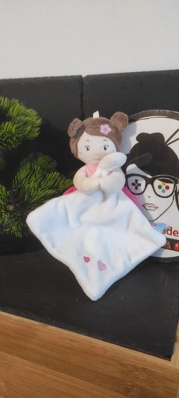 doudou sucre d'orge fille mouchoir fleur coeur rose blanc robe marron Couette