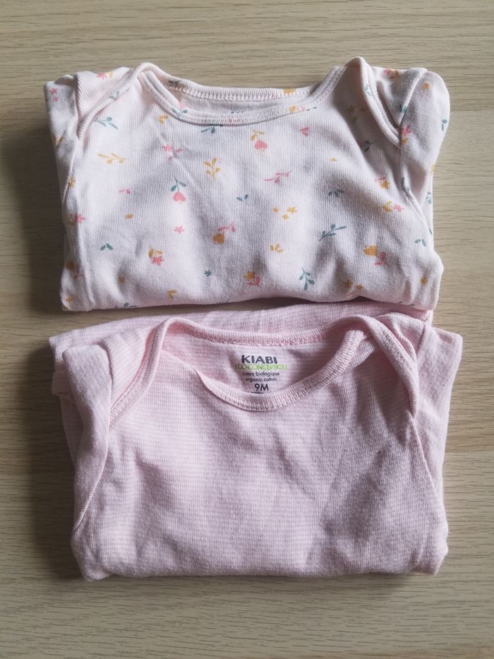 Lot 2 bodies fille 9 mois Kiabi