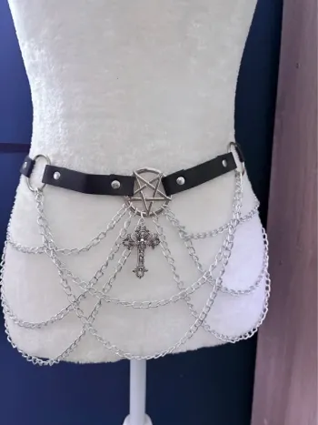 Ceinture ajustable effet cuir avec chaîne anneaux et bijoux Witch