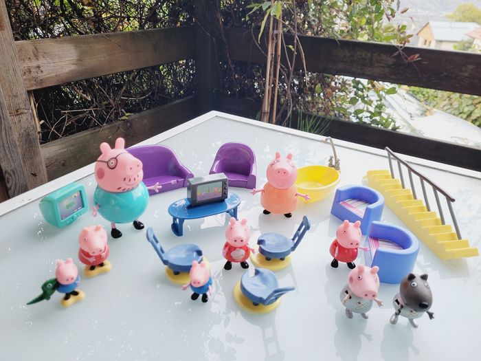 Lot Peppa Pig : divers mobilier + 9 personnages - photo numéro 2