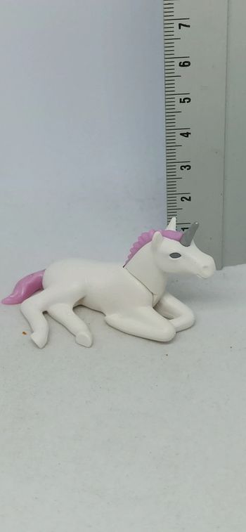 Bébé licorne blanche et rose couchée playmobil