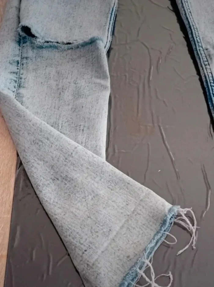 Très beau jean skinny troué aux genoux 9/10 ans - photo numéro 2