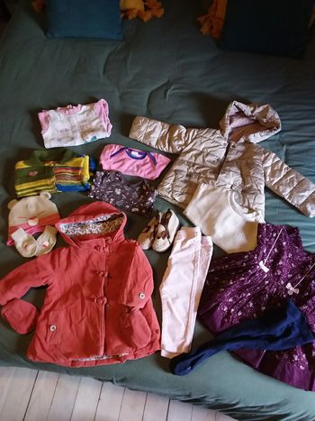 Lot bébé fille 18 mois de 12 articles dont 2 manteaux de marque