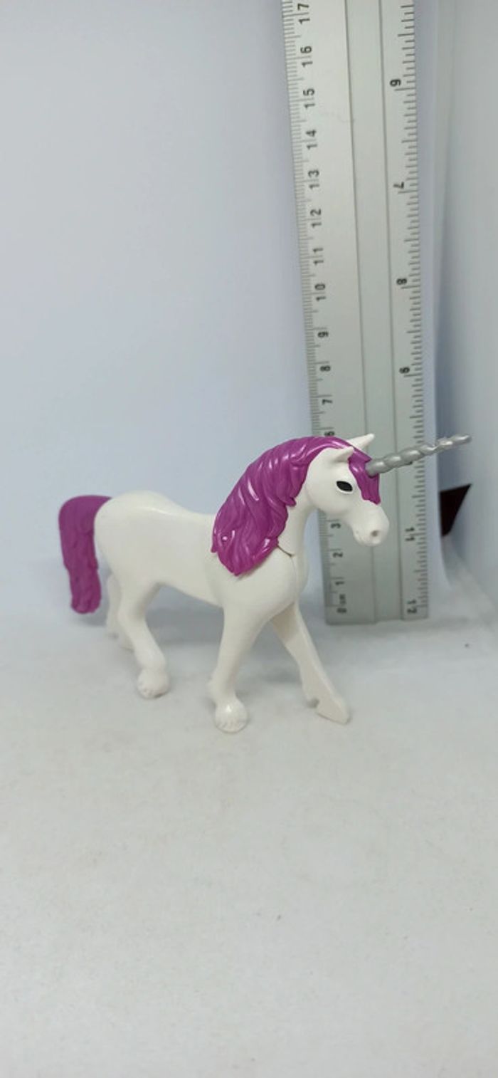 Licorne queue et crinière violettes avec corne grise playmobil