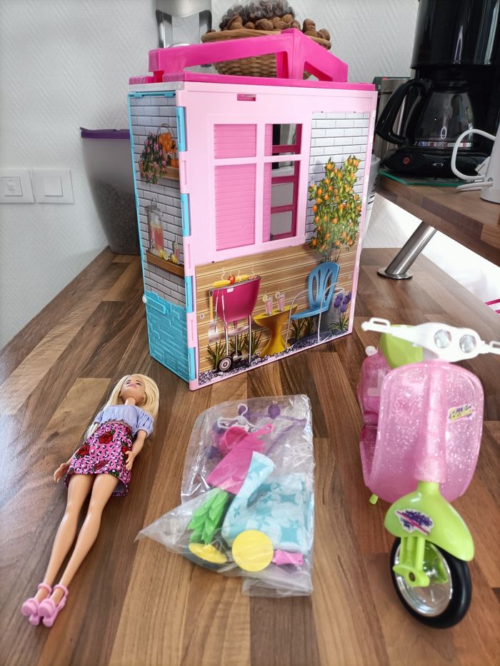 Jolie maison barbie 🏡 + 1 barbie + nombreux meubles et accessoires+ scooter - photo numéro 8
