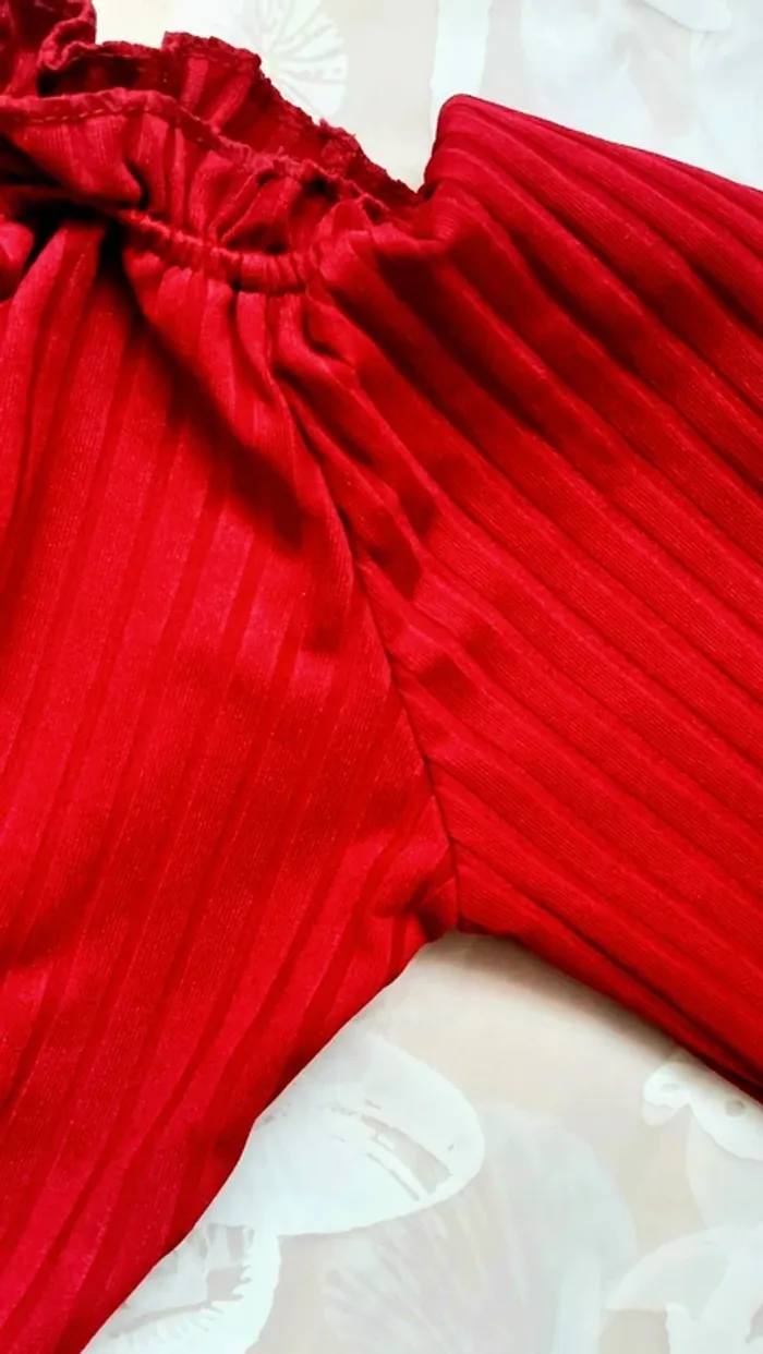 Haut court Crop top côtelé rouge - Manches longues et col volanté - photo numéro 3