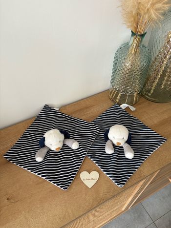 2 doudous chien rayures bleu marine blanc gris