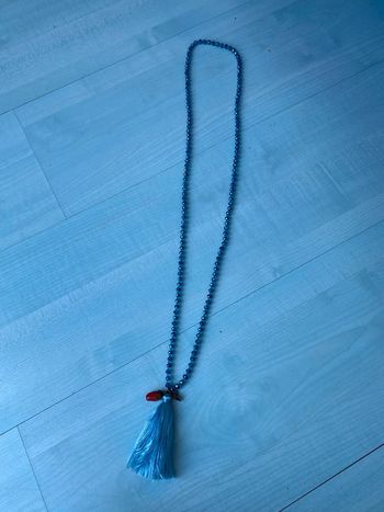 Sautoir perles bleues avec pompon et rose saoya