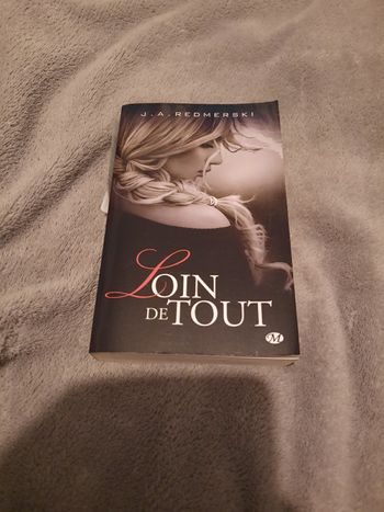 Livre: Loin de tout de J. A. Redmerski
