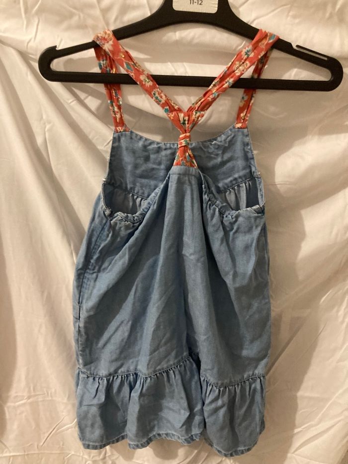 Robe IKKS fille 4 ans – jean brodé, bretelles fleuries croisée – superbe ! ✨ - photo numéro 5