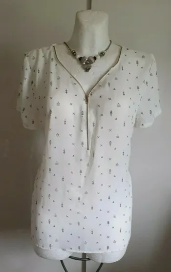 Jolie tunique blanche à petit motifs abstrait gris de taille 44,