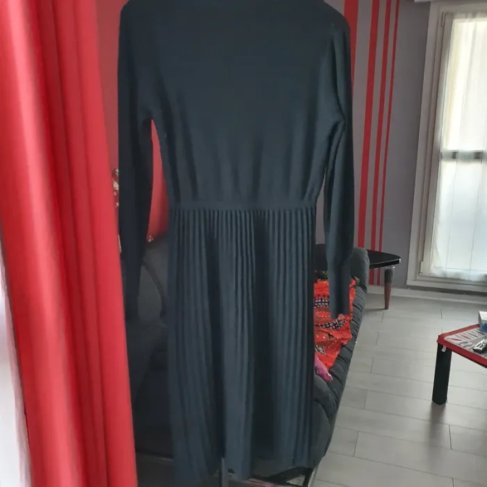 Mignonne robe noire assez epaisse. - photo numéro 6