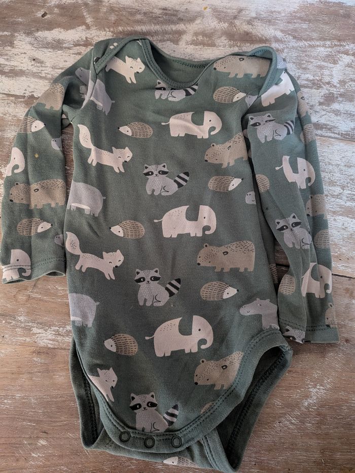Lot de pyjamas et bodies 6 et 9 mois - photo numéro 8