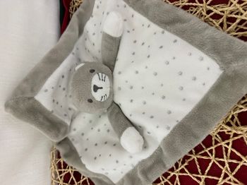 Doudou plat chat blanc gris OBAIBI étoiles