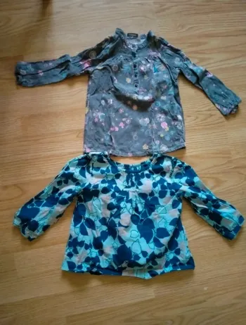 Lot de 2 blouses. Manches 3/4.
Fille. Taille 3 ans