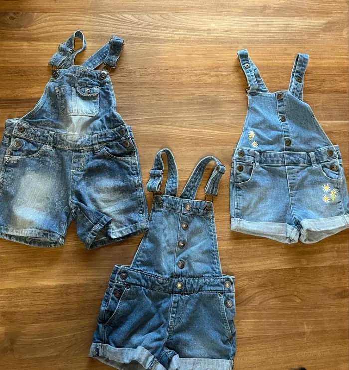 Vend lot de salopette en jeans short 4/5/6 ans - photo numéro 2