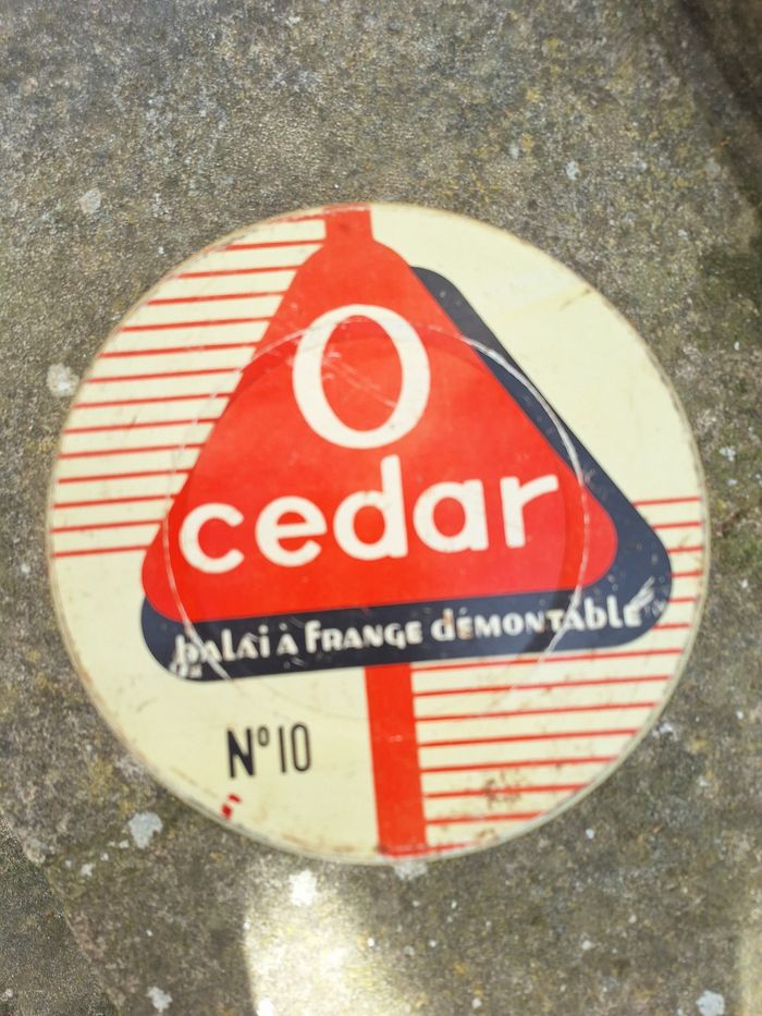 Boîte métallique vintage O Cedar publicitaire
