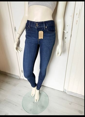 Jean Levi’s 711 Skinny femme – Taille 26/32 – bleu foncé – Neuf avec étiquette