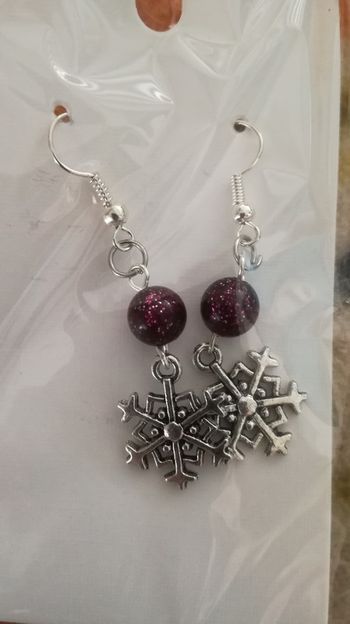 Boucle d'oreille flocon violet