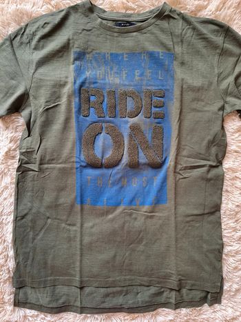 T-shirt vert, kaki et bleu avec écriture, pour un look dynamique et coloré 🌿💙