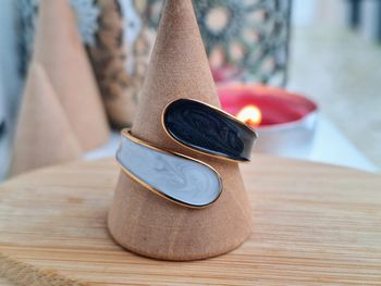 Bague Doré ouverte, avec du nacre blanc noir, Elégant et Minimaliste, Ajustable