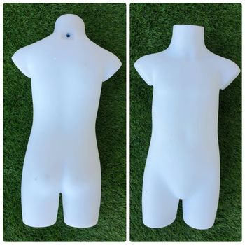 Mannequin bébé blanc taille 53 cm environ 3/4 ans en très bon état