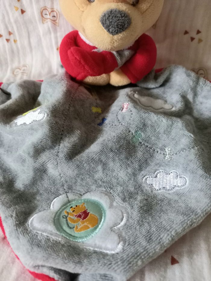 Doudou Winnie l'ourson gris rouge nuage Disney Baby - photo numéro 2