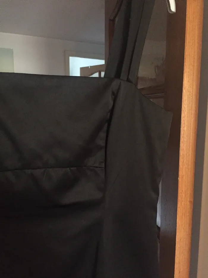 Robe noire à bretelles - photo numéro 2