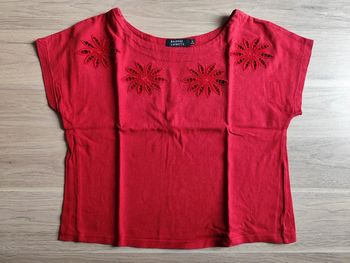 T-shirt rouge 4 fleurs brodées crop top galerie Lafayette 16 ans