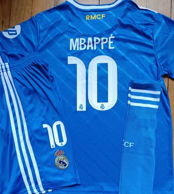Tenue 10 ans Real de Madrid Mbappe modèle bleu extérieur 2026