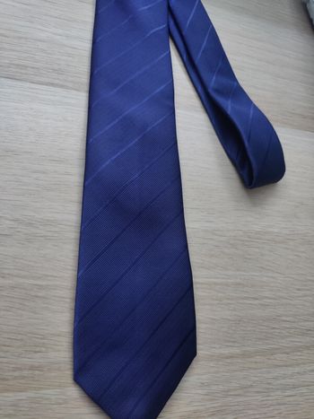 Cravate bleu liserés brillants 