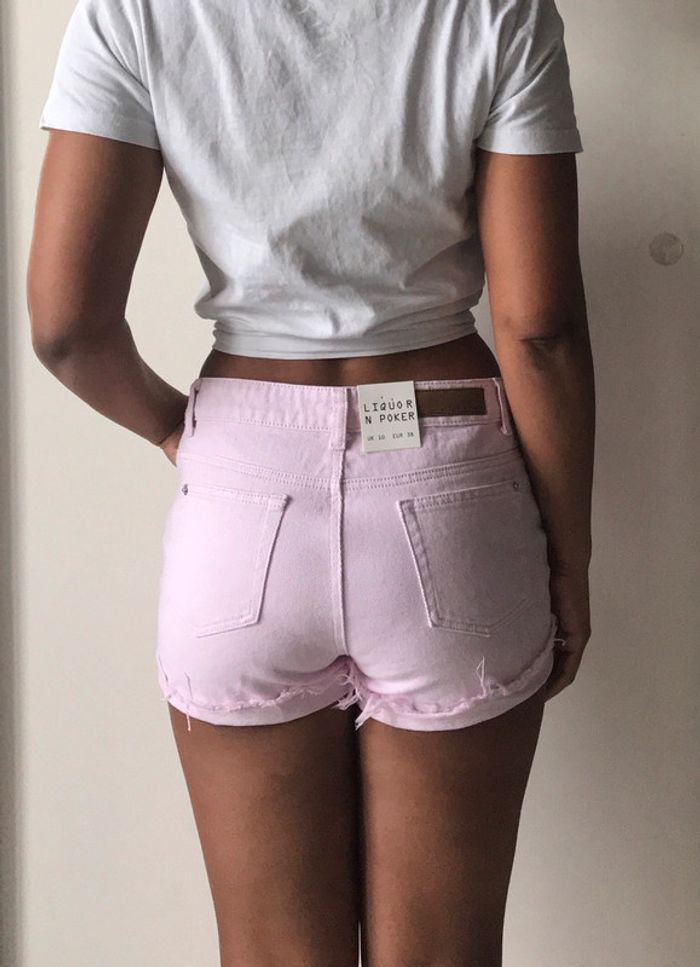Short en jean couleur rose poudré taille basse à bords bruts marque Liquor N Poker - photo numéro 2