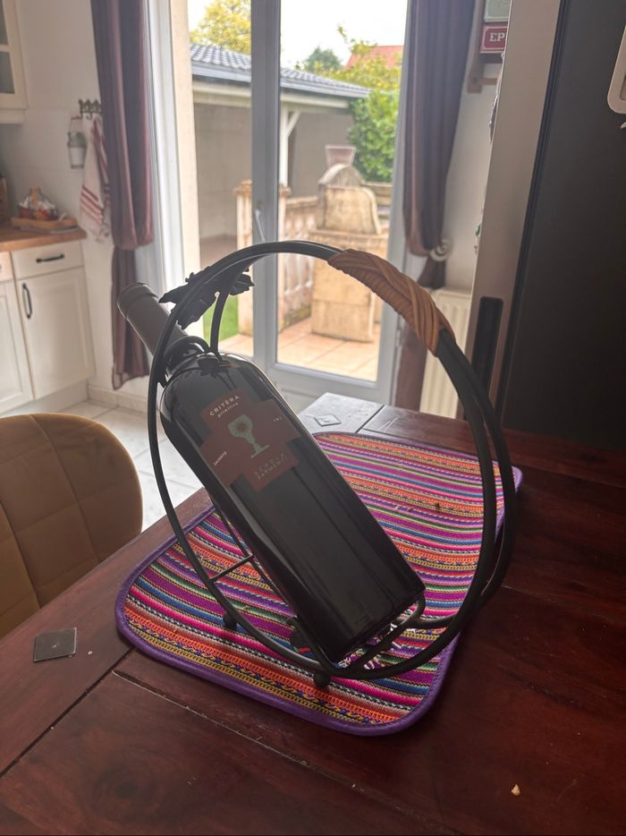 Porte bouteille en métal décoratif