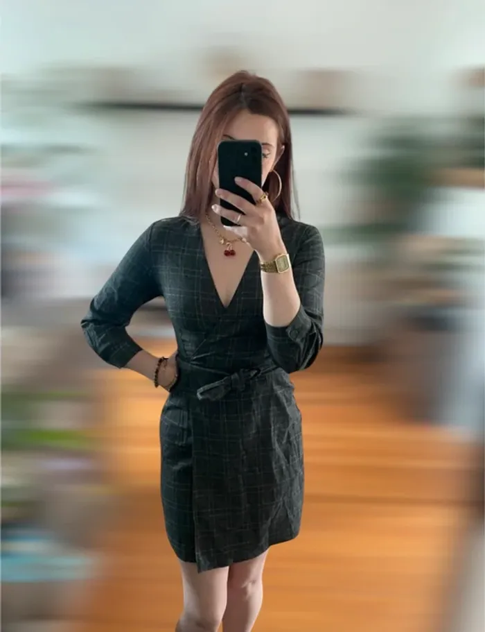 Robe portefeuille grise à carreaux chic élégante décolleté sexy