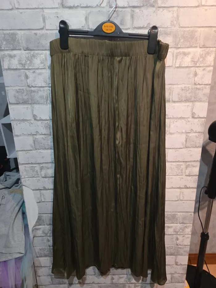 Jupe mi longue primark taille M vert satin