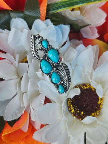 Bague avec ses pierres turquoise synthetisees