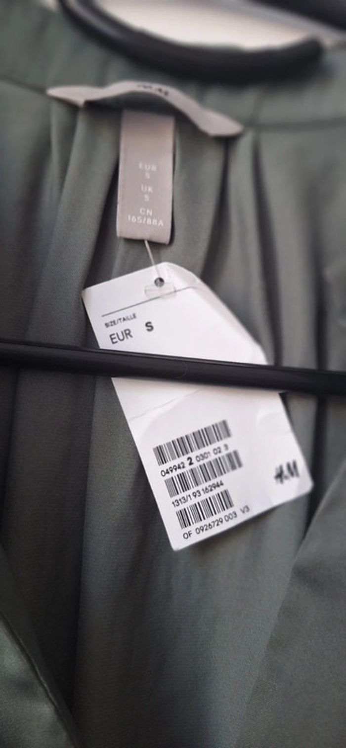 Jolie Robe satinée H&M kaki - photo numéro 3
