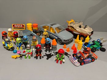 Playmobil cascadeurs lot XXL 2 karts 2 véhicules 13 personnages  77 Accessoires 