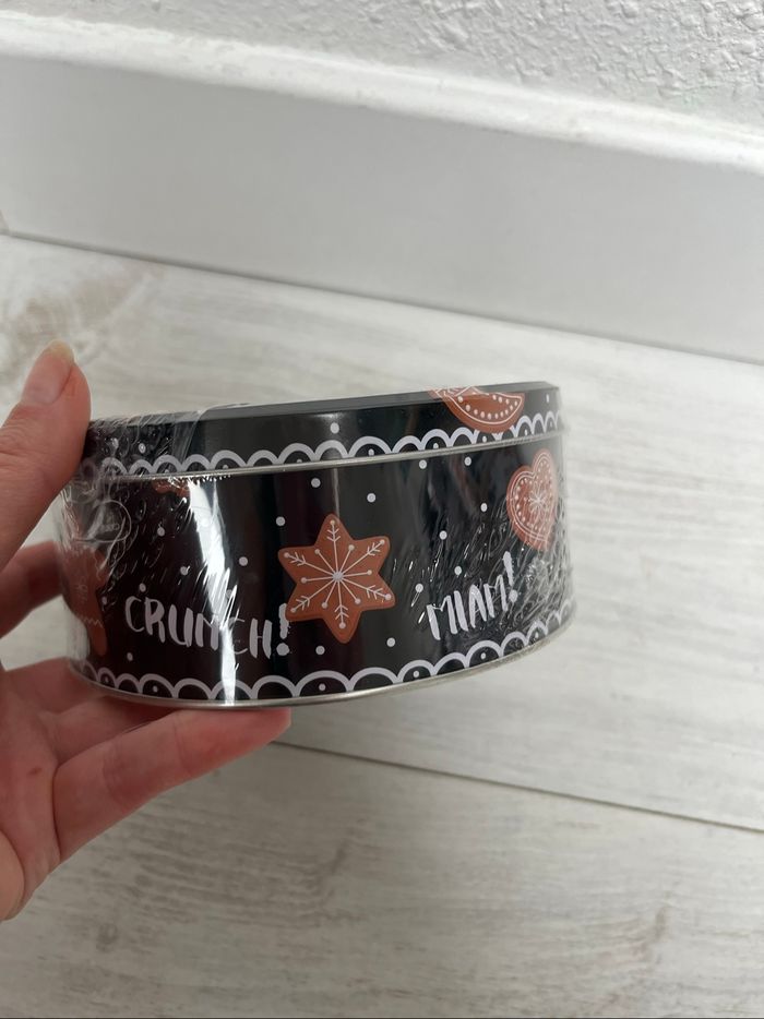 Boîte à biscuits et 8 emportes pièce - photo numéro 2