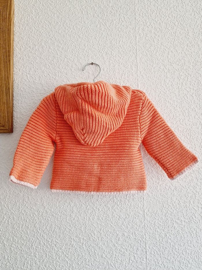 Noukie's - Mantelet / Pull / Gilet en tricot avec capuche - Neuf avec étiquette ! (3 mois) - photo numéro 3