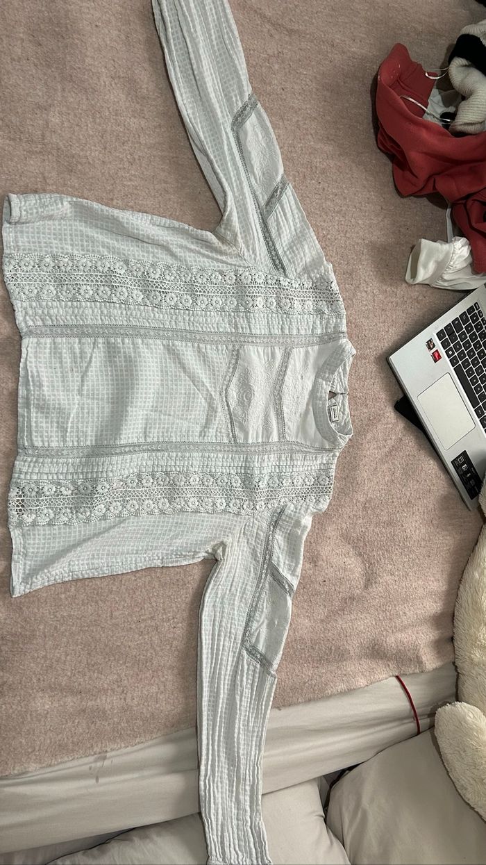 blouse blanche avec broderies