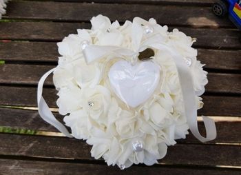 Cœur pour tenir alliance en fausse fleurs couleurs crème