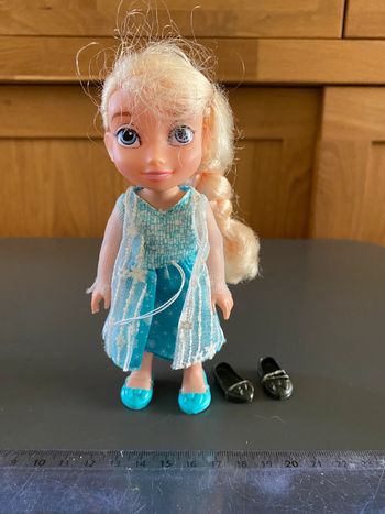 Poupee Elsa Frozen reine neiges princesse Queen