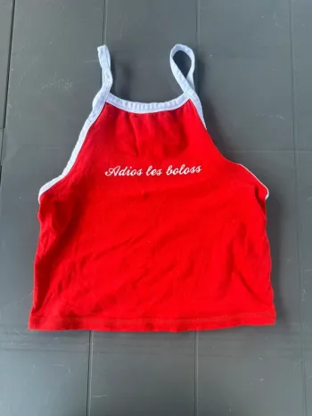 débardeur rouge et blanc