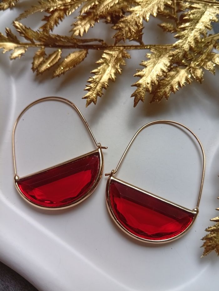 Boucles d'oreilles demi cercle rouge en verre - photo numéro 2